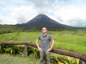 Michael vor Vulkan in Costa Rica