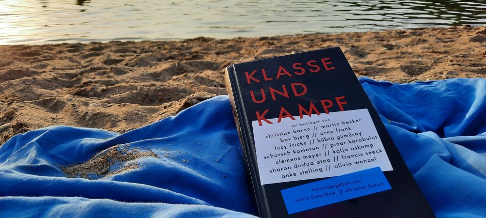 Klasse und Kampf Buch am Strand