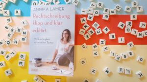 Buchcover "Rechtschreibung klipp und klar erklärt" von Annika Lamer auf farbigem Hintergrund mit Scrabble-Buchstaben