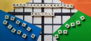 Foto mit Farbflächen und Scrabbletext: Rechtschreibreform, Politik, Anglizismen, Gendern